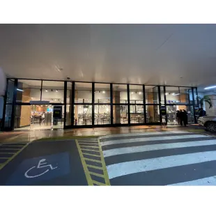 Fachada comercial em vidro