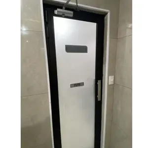 Porta em esquadria